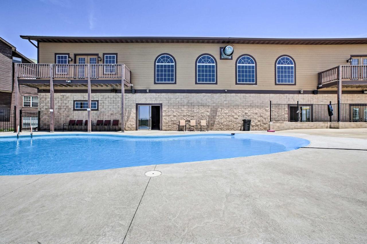 Luxe Branson Retreat With Mtn Views And Pool Access! Apartment Екстериор снимка