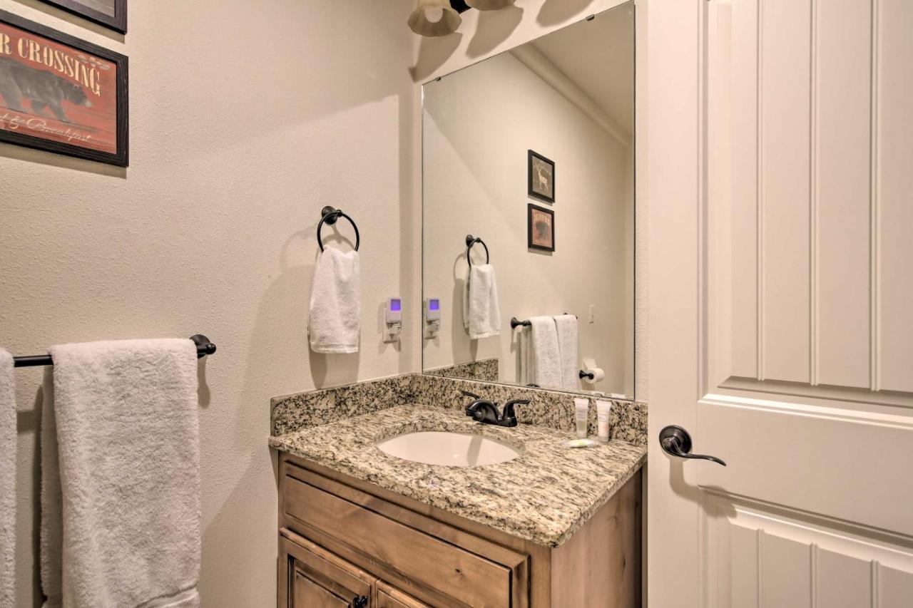 Luxe Branson Retreat With Mtn Views And Pool Access! Apartment Екстериор снимка