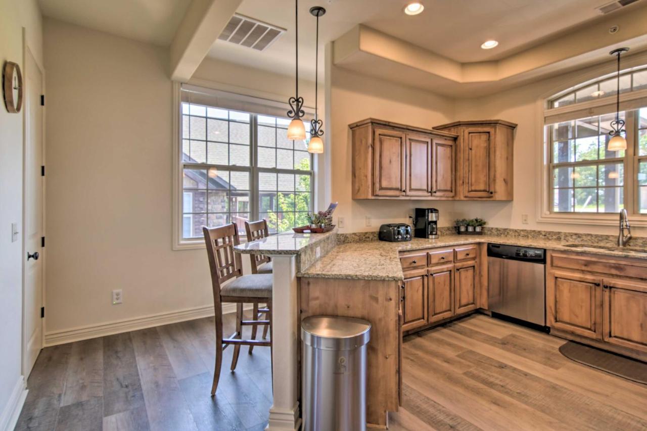 Luxe Branson Retreat With Mtn Views And Pool Access! Apartment Екстериор снимка