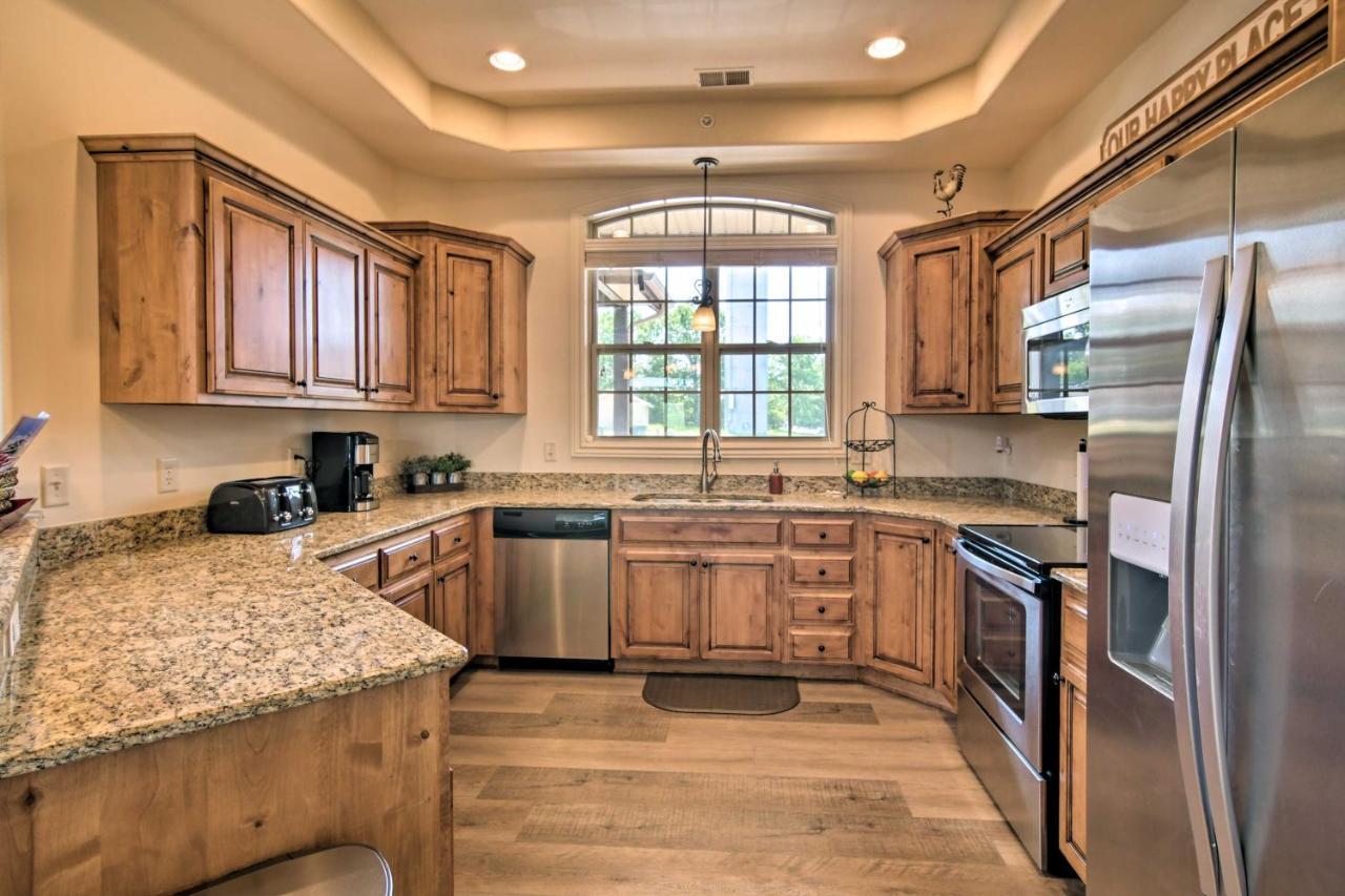 Luxe Branson Retreat With Mtn Views And Pool Access! Apartment Екстериор снимка